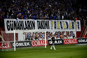 Avni Aker doldu taştı