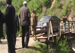 Vali köye ulaşabilmek için iki kez sınırı geçti