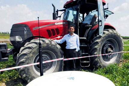 Traktörler tarlayı uyduyla sürüyor