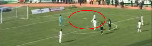 Kendi kalesine kasten gol attı!-1