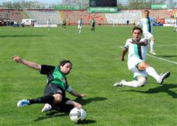 Kendi kalesine kasten gol attı!