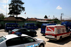 Mahkum kendini astı cezaevini isyan sardı