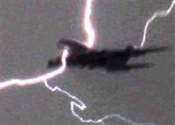 Uçağın üstüne yıldırım düştü