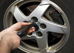 Park halindeki otomobillerin lastiğini kestiler