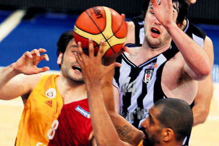 Kartal uzattı Aslan ise avladı