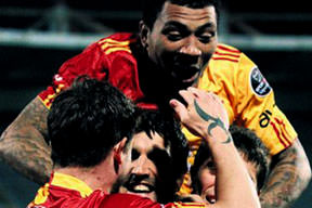 Aslan ilk kez geriden geldi