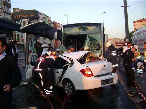 Metrobüs'te ikinci kaza 1 ölü