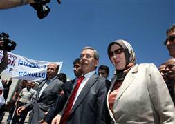 Şener ailesi trafik kazası geçirdi