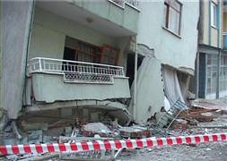 Deprem Simav'ı vurdu: 2 ölü 85 yaralı