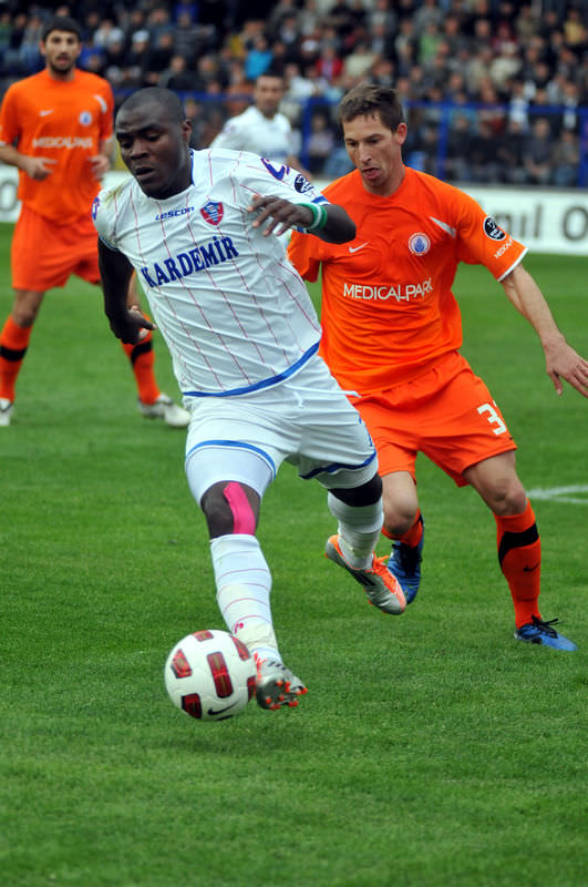 Emenike Fenerbahçeli oluyor