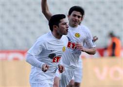 Kanarya, Sezer Öztürk'le el sıkıştı