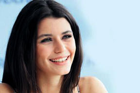 Göğüsleri fora etti!