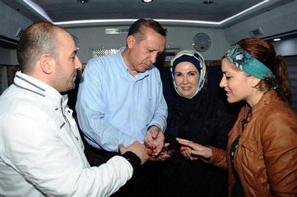 Seçim otobüsünde evlendiler