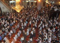 Regaib Kandili'nde, eller af ve mağfiret için kalktı