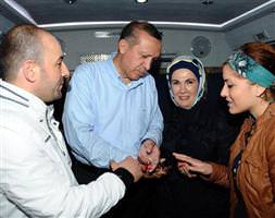 Seçim otobüsünde evlendiler