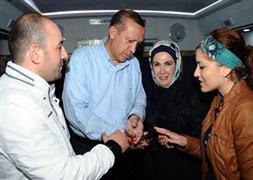 Seçim otobüsünde aşka geldiler