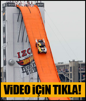 Otomobille nefesleri kesen atlayış!