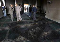 Yahudiler cami kundakladı