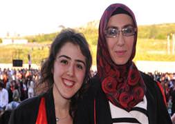 Kızıyla girdiği okulu 1. bitirdi