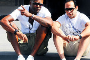 Nouma'dan zafer işareti