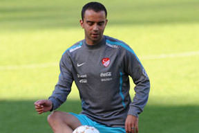 Nöbeti imza için tutuyor