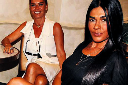 Sosyetik davette mini etek şovu!