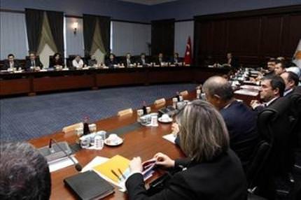AK Parti’de seçimler masa yatırıldı