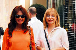 Arkadaşıyla alışverişte!