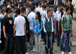 1800 erkek arasında tek kız öğrenci mezun oldu