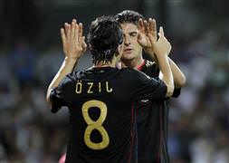 Mesut'un Ebru ile yatak pozu