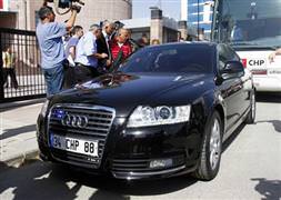 Tekin'in aracını tekmeleyen partililer ihraç ediliyor