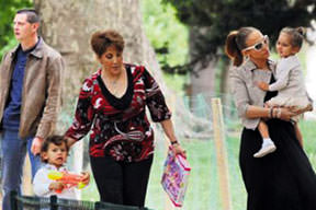 Ailesine de zaman ayırdı