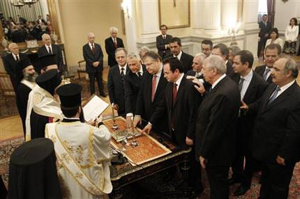 Papandreu’nun yeni kabinesine güvenoyu