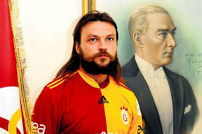 Yönetim çatırdıyor