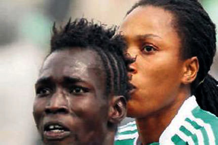 Bayan futbolcular erkek çıktı!