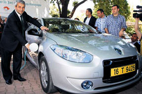 İsteyen aracını elektrikliye çevirir