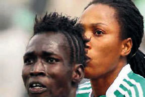 Bayan futbolcular erkek çıktı!