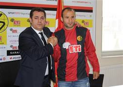 Dayanamadı hocasına döndü