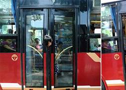 Başı otobüs kapısına sıkıştı