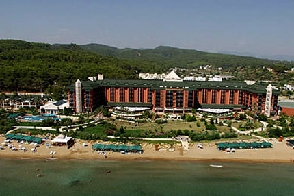 Öğrenciler otel kapattı