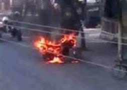 Polise kızdı motosikletini yaktı