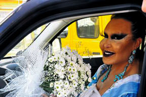 Diva gelinlik baktı