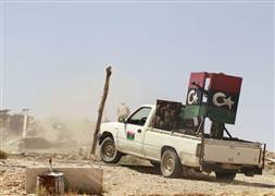 Muhalifler Kaddafi'ye saldırdı