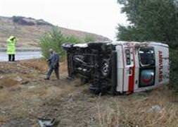 Kars’ta ambulans devrildi: 2 ölü
