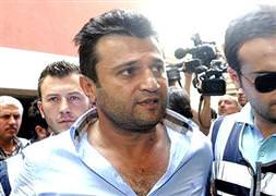 Üç isimle yollarını ayırdı