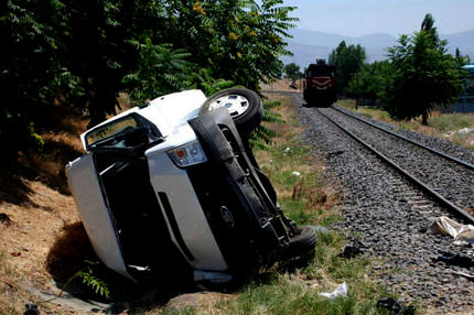 Tren, geçitte biçti geçti