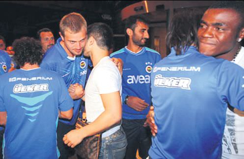 Emenike ve Sezer'e coşkulu karşılama!