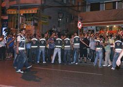 Taraftar birbirine girdi