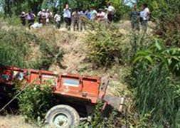 Traktörden ayrılan römork devrildi