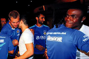 Emenike'yi evde bıraktılar